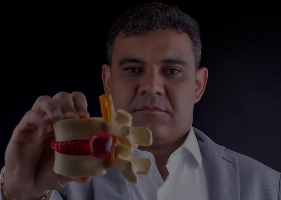 Dr. Bruno mostrando um modelo de vértebra com hérnia de disco