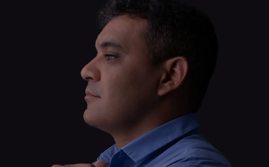 Dr. Bruno de perfil, em foto de estúdio
